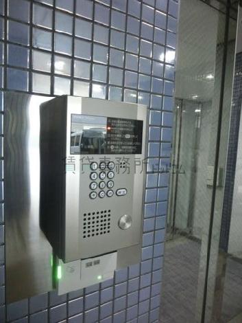 玄関左手に夜間用インターホンが完備です
