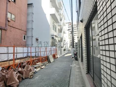 目の前は細い路地になっております