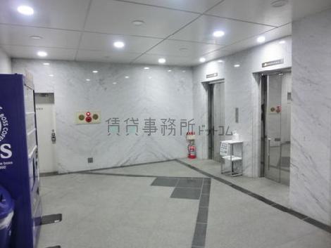 大理石調の壁材を使用したエントランスです