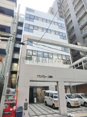 高さのある門造りがあります