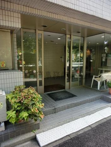 側面部分に玄関があります