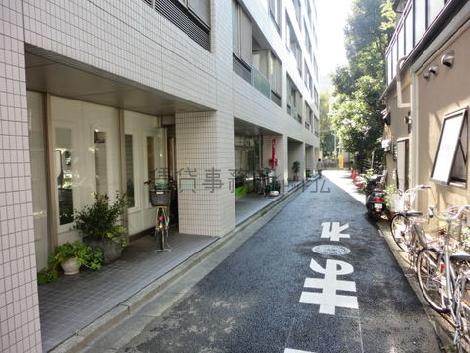 側面側を奥へ進むと玄関です