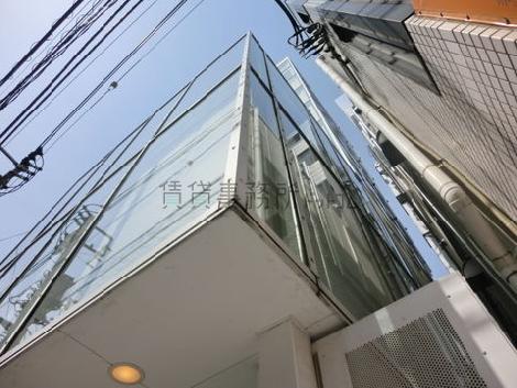 前面だけではなく、側面もガラス張りになっています