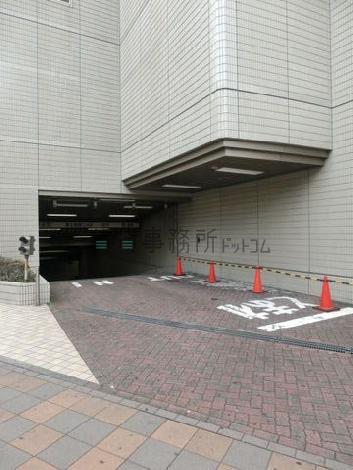 地下駐車場入り口