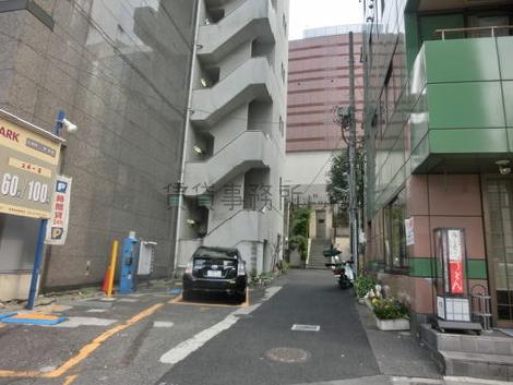 正面玄関側の側道