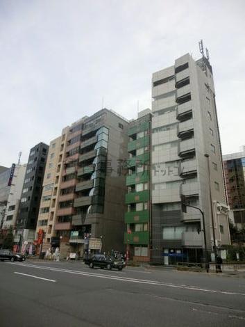 向い側からでも存在感があります