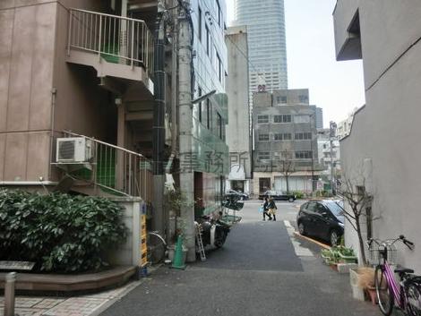 ビル裏側より桜田通り方面