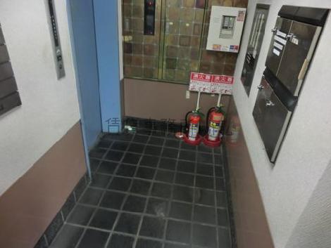 黒タイルの床