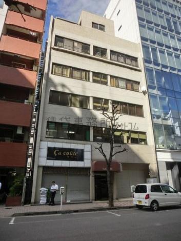 レトロな雰囲気の低層ビルです