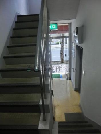 玄関から折り返すように階段が造られています