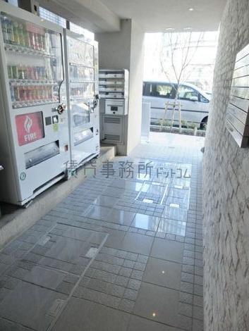 細かな凹凸のある石材を使用