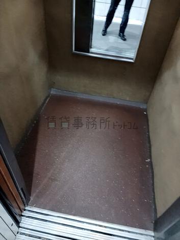 エレベーター内部