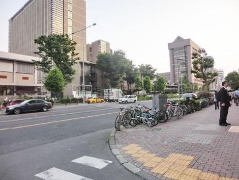 青山通りに面しております