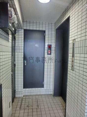 エレベーター脇には非常ベルがあります