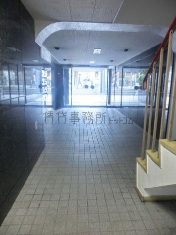 階段前から見たエントランスです