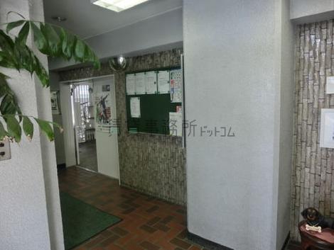 奥に管理室がございます