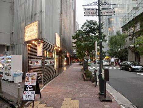 歩道沿いの一階部分には店舗が多数入居中です