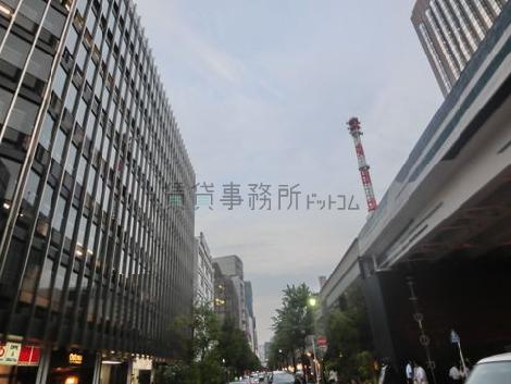 道路を挟んで線路が通っています