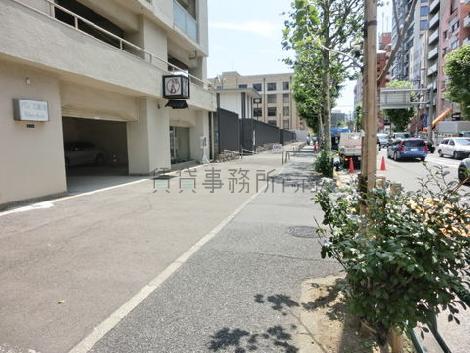 街路樹の立ち並ぶ通り