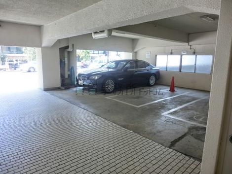 1階玄関前の駐車場です