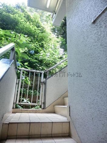 突き当りに外階段があります