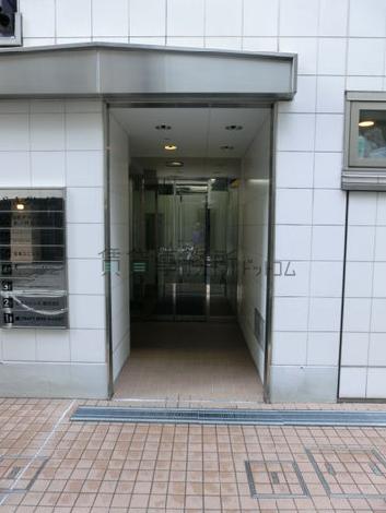 きれいな正面玄関です