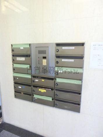 玄関に設置されたポスト