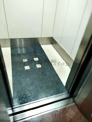 エレベーター内部