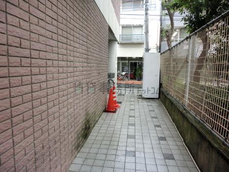 外階段から通りを見た光景