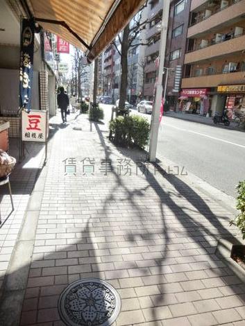 新宿御苑前駅方面