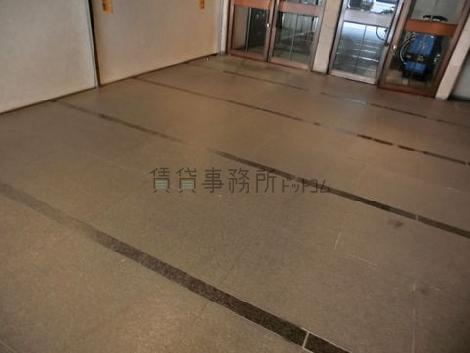グレーの石造りの床