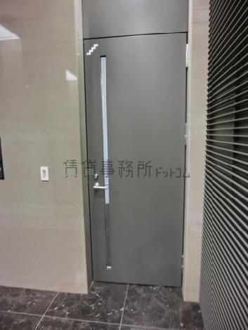 エレベーター横にある扉を開けると階段です
