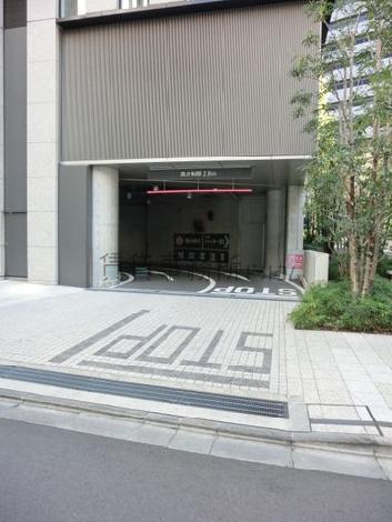 裏側に駐車場があります
