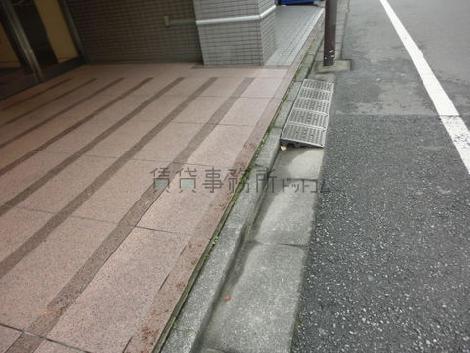 玄関前のスロープです