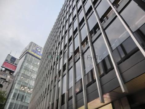外観全体がガラスで覆われています
