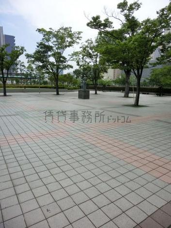 植栽が点在する敷地内