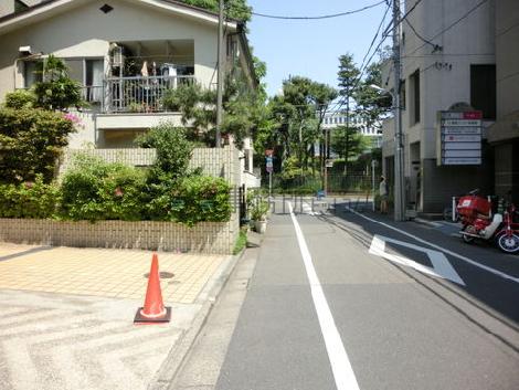 T字路を右に曲がると大通りに出ます