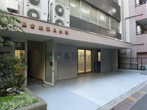 横に広い入口が印象的です