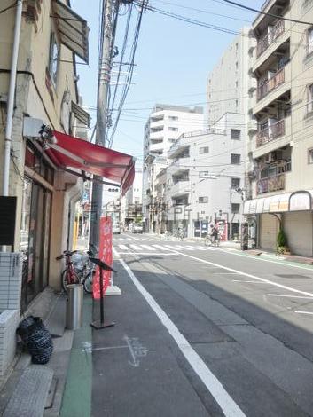 幅広い公道沿いです