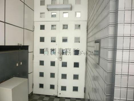通用口は２枚開きドアになります