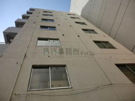 正面右側の側面の外装です