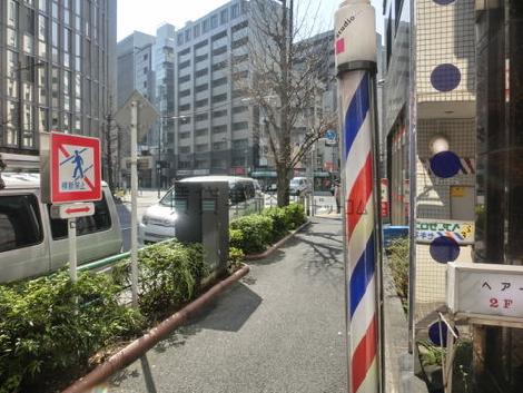 ビルを出てすぐ右手は司町の交差点です
