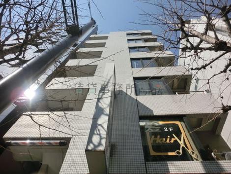 外階段と部屋の窓が対照的な外観です
