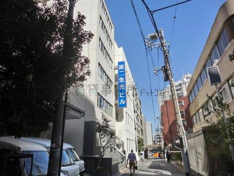 エントランス側にも袖看板があります