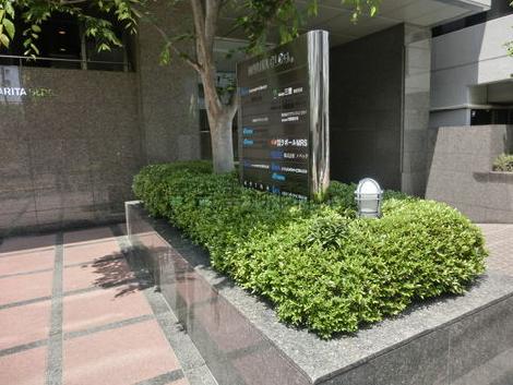 植栽内に案内板があります
