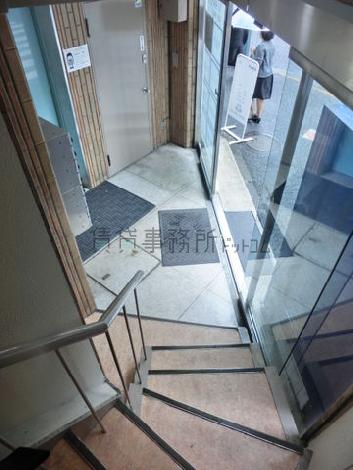 階段上から見た玄関方面