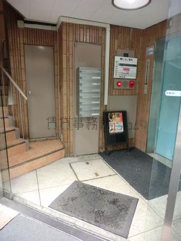 右手にエレベーターがあります