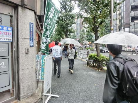 賑やかな歩道です