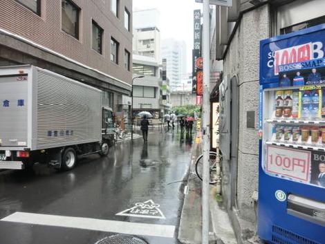 側面の通りは落ち着いた環境です