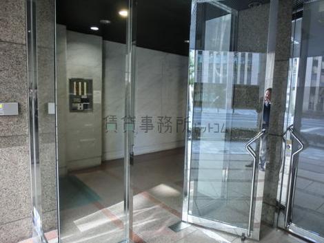 正面の扉です
